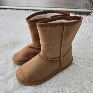 Fabkids Classic Fuzzy Boot. Size 2. New without tags.This style features a fau